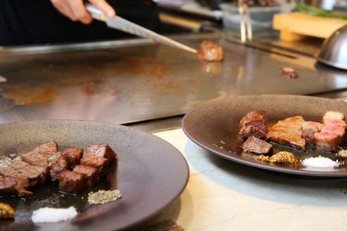 【紹介】ステーキハウスのホールスタッフ